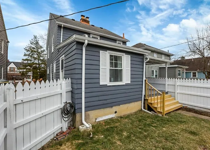 Holiday home The Huron Charmer-4 Bd And Yard