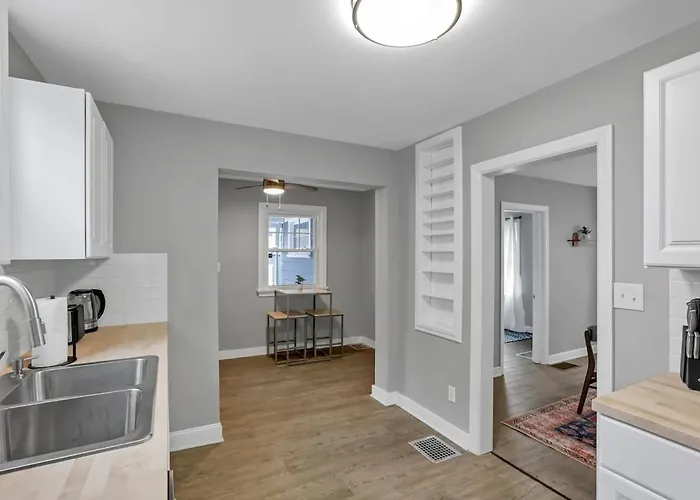 The Huron Charmer-4 Bd And Yard Holiday home *
