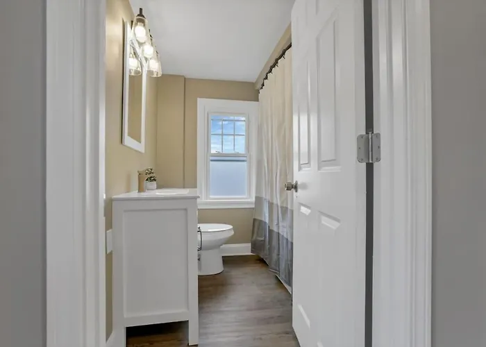 The Huron Charmer-4 Bd And Yard Holiday home