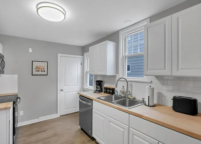 The Huron Charmer-4 Bd And Yard Holiday home *