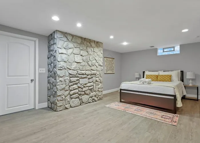 The Huron Charmer-4 Bd And Yard Holiday home Columbus