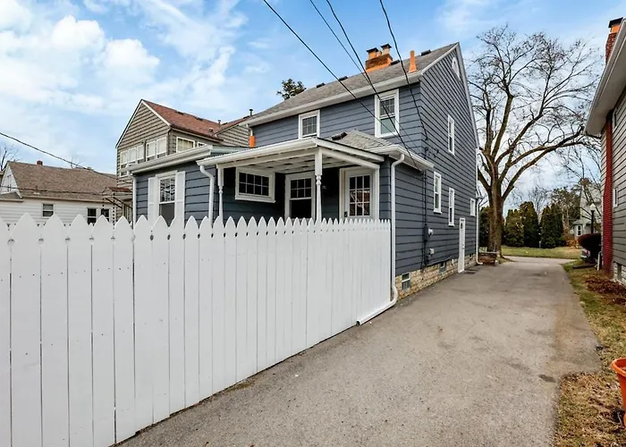 Holiday home The Huron Charmer-4 Bd And Yard