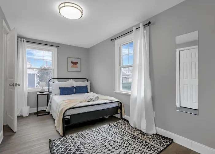 The Huron Charmer-4 Bd And Yard Holiday home *