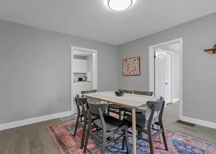 The Huron Charmer-4 Bd And Yard Holiday home