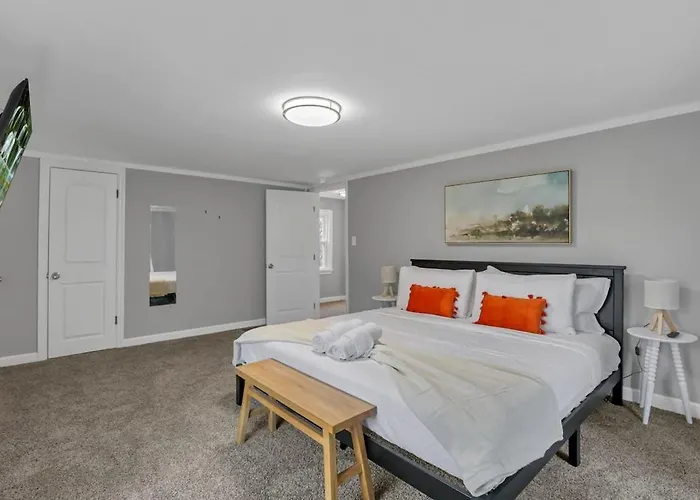 The Huron Charmer-4 Bd And Yard Holiday home *
