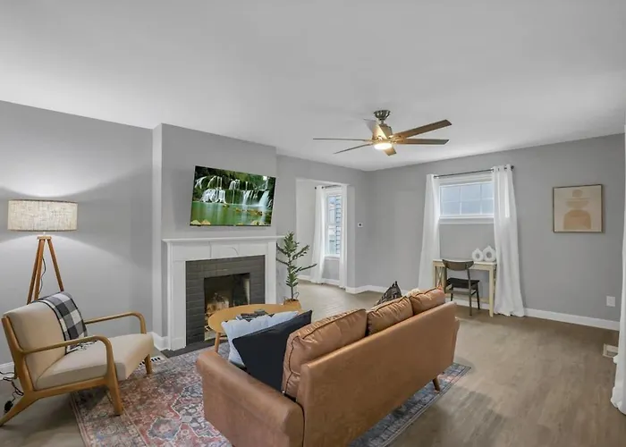 The Huron Charmer-4 Bd And Yard Holiday home