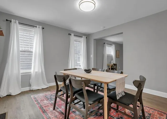 The Huron Charmer-4 Bd And Yard Holiday home